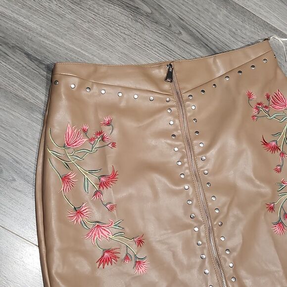 NWT Bellivera Camel Embroidered Zip Front Mini Skirt - Picture 3 of 7